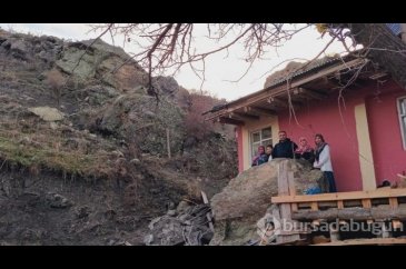 Oltu'da dağdan kopan dev kaya parçası eve çarptı

