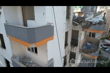İşçilerin menemen tepsisi ağır hasarlı binanın kolonundan çıktı
