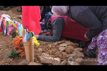 Madendeki göçükte ölen oğlunun mezarına kapanıp gözyaşı döktü
