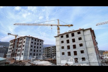 Depremlerden etkilenen Hatay'da yapımı süren kalıcı konutlar havada...