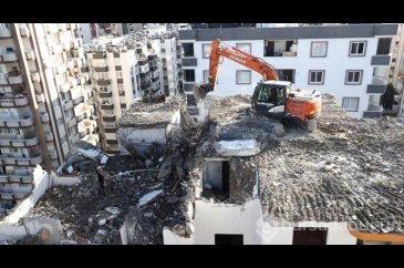 Yıkımı süren hasarlı binanın kolonundan tabak çıktı
