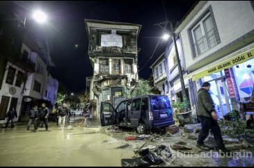 Bursa'da sağanak yağış sele dönüştü: Dereler taştı, yollar göle dön...