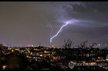 İstanbul'da sağanak ve fırtına hayatı felç etti
