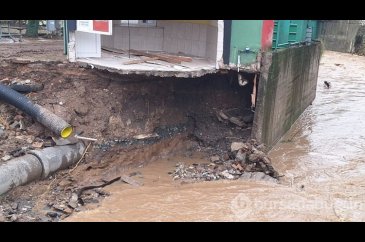 Dere kenarında bulunan taksi durağının altındaki toprak kaydı
