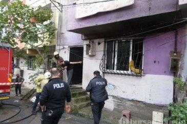 Ümraniye'de yangın: Mahsur kalan 2 kişiyi komşuları kurtardı
