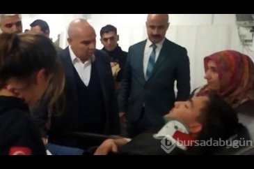 Okul servisi ile kamyonet çarpıştı; 2'si ağır, 20 öğrenci ile sürüc...