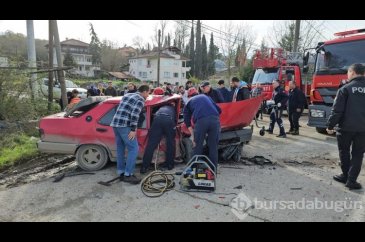 Otomobiller kafa kafaya çarpıştı: 1'i ağır, 3 yaralı
