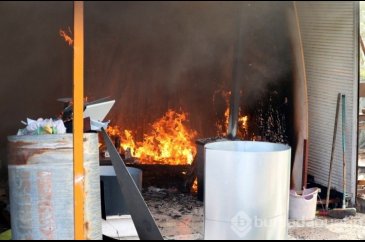 İş yeri yandı, çaresizce izledi
