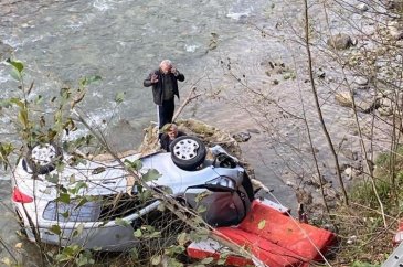Sürücü adayının kullandığı otomobil dereye uçtu: 3 yaralı

