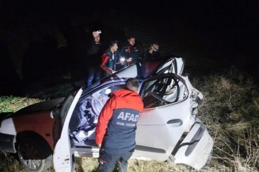 Arıza yapan otomobile TIR çarptı: 1 ölü, 1 yaralı

