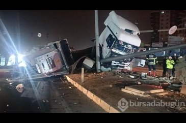 Kırıkkale'de TIR, refüj ile trafik ışıklarının direğine çarptı: 2 y...