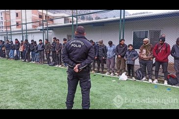 TIR'ın dorsesinden 61 kaçak göçmen çıktı
