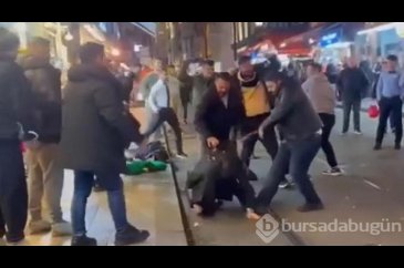 Fatih'te iki grup arasında çıkan kavgada tekme ve sopalar havada uç...