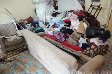 Şikayet üzerine eve giden ekipler şaşırdı! 45 ton çöp çıktı