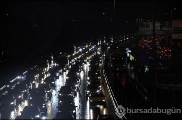 İstanbul'da akşam saatlerinde trafik durma noktasına geldi 
