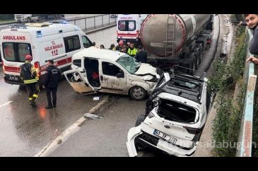Kayganlaşan yolda iki hafif ticari araç, tankere çarptı: 1'i ağır 3...
