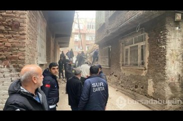 Diyarbakır'da 5 katlı metruk bina çöktü
