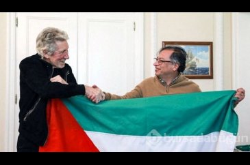 Roger Waters Kolombiya Cumhurbaşkanı ile Filistin bayrağı açtı