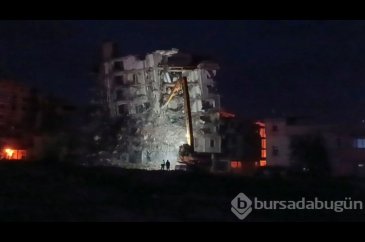 Gaziantep'de ağır hasarlı bina yıkılırken çöktü
