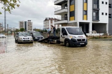 Antalya'da şiddetli yağış (Caddeler ve seralar sular altında kaldı)
