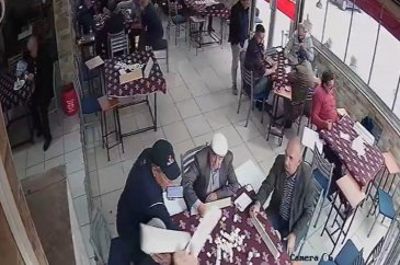 Okey masasında taş kavgası