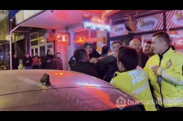 Alkolmetreye üflemeyi reddeden sürücünün polise saldırı anı kamerada
