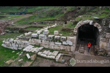 Smyrna Tiyatrosu'nun seyirci girişi ortaya çıkarıldı
