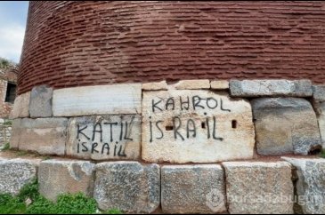 Bursa'da 2 bin yıllık surlara sprey boya ile "Katil İsrail" yazdılar