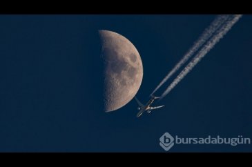 Ay ve uçak aynı kadrajda buluştu

