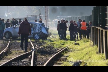 Tren, hemzemin geçitte otomobile çarptı
