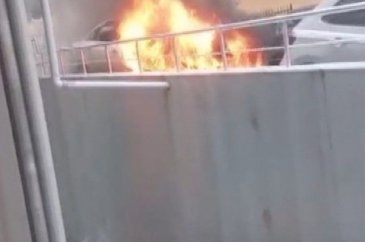 Park halindeki otomobil alev alev yandı
