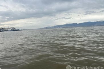 Sağanak sonrası İzmir'de denizin rengi değişti
