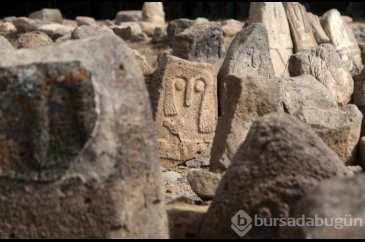 Üstünde insan figürü bulunan 8 bin yıllık taşlar bulundu