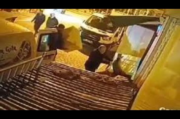 Fırtınada düşen çatının altında kalmaktan saniyelerle kurtuldu