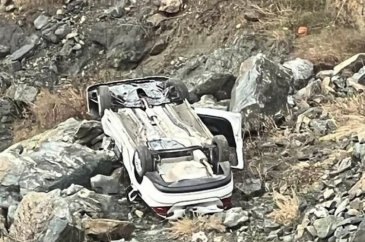 Artvin'de heyelan sonucu otomobil uçuruma yuvarlandı
