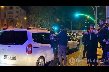 Otomobil polis aracına çarptı