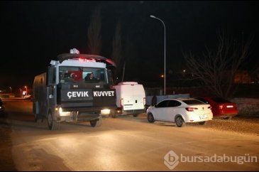 5 yıl hapisle aranan şüpheli elinde bıçakla çatıya çıktı
