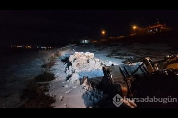 Rüzgarın savurduğu kar, 3 mahalle yolunu ulaşıma kapattı
