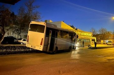 Sürücüsü hapşıran minibüs kaza yaptı

