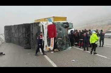 Malatya'da yolcu otobüsü devrildi! 3 kişi öldü, 29 kişi yaralandı