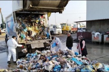 Manisa'da çöplerin içinde altın aradılar