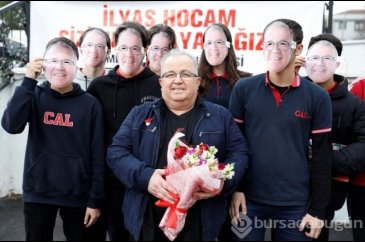 Öğrenciler öğretmenlerini "maske'yle" uğurladı