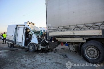 Antalya'da park halindeki TIR'a çarpan minibüsün sürücüsü öldü

