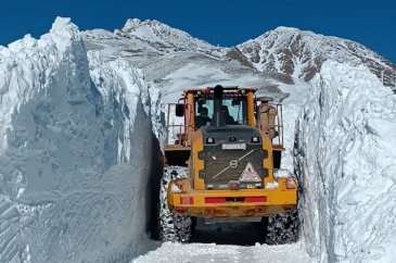 Hakkari'de kar kalınlığı 5 metreyi buldu

