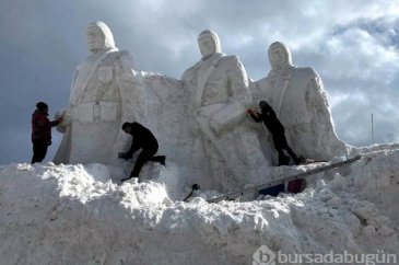 Sarıkamış şehitlerini anmak için Hamalı Şehitliği'nde heykeller yap...