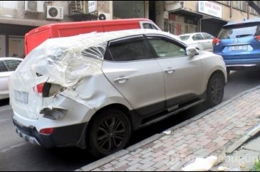 İstanbul'da 4'üncü kattan otomobilin içine düşen işçi hastaneye kal...