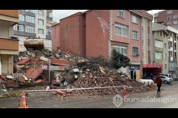 Maltepe'de bina yıkım esnasında caddeye çöktü
