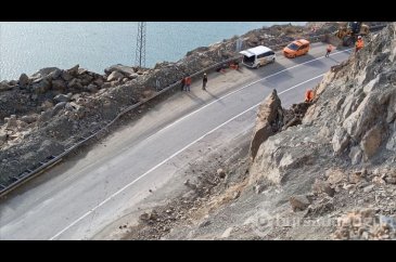 Artvin'de riskli kayalar için endüstriyel dağcılar devrede
