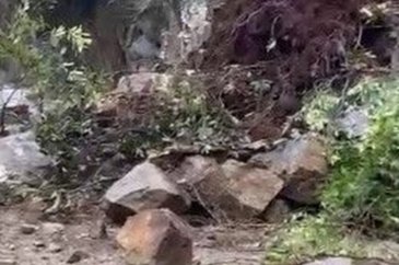 Rize'de heyelan yolu kapattı