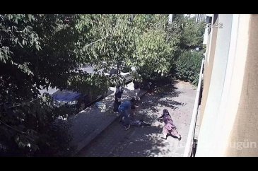 Baba ve kızının bıçaklanarak öldürüldüğü komşu kavgası kamerada
